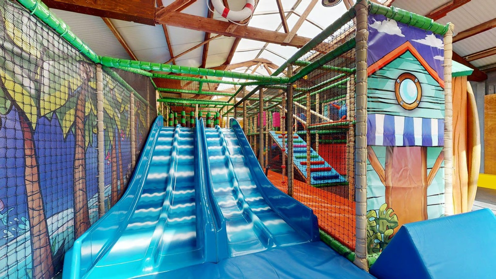 Kinderen spelen in de binnenspeeltuin van De Hoeverij