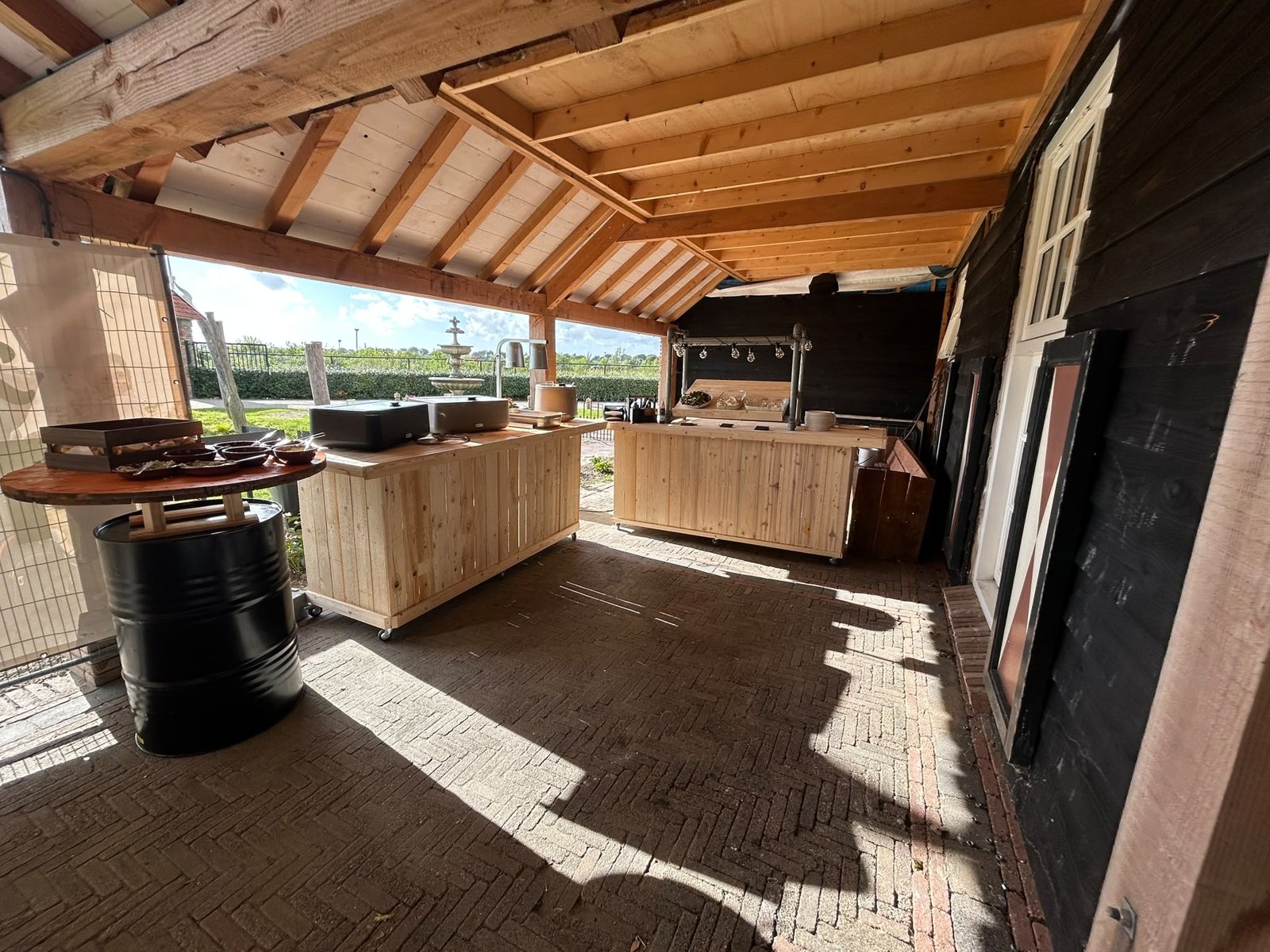 Overdekte binnenplaats met buffet bij De Hoeverij