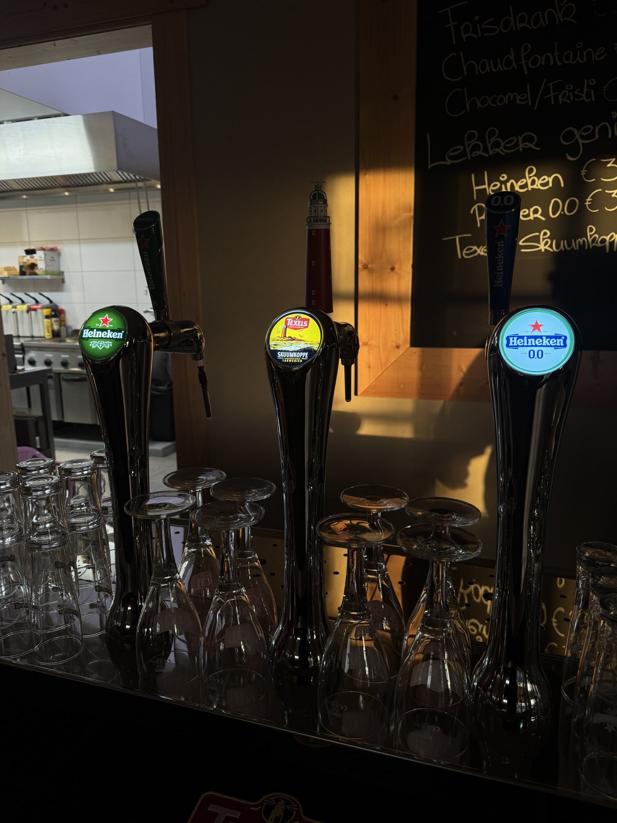 Bar met tapkranen bij De Hoeverij