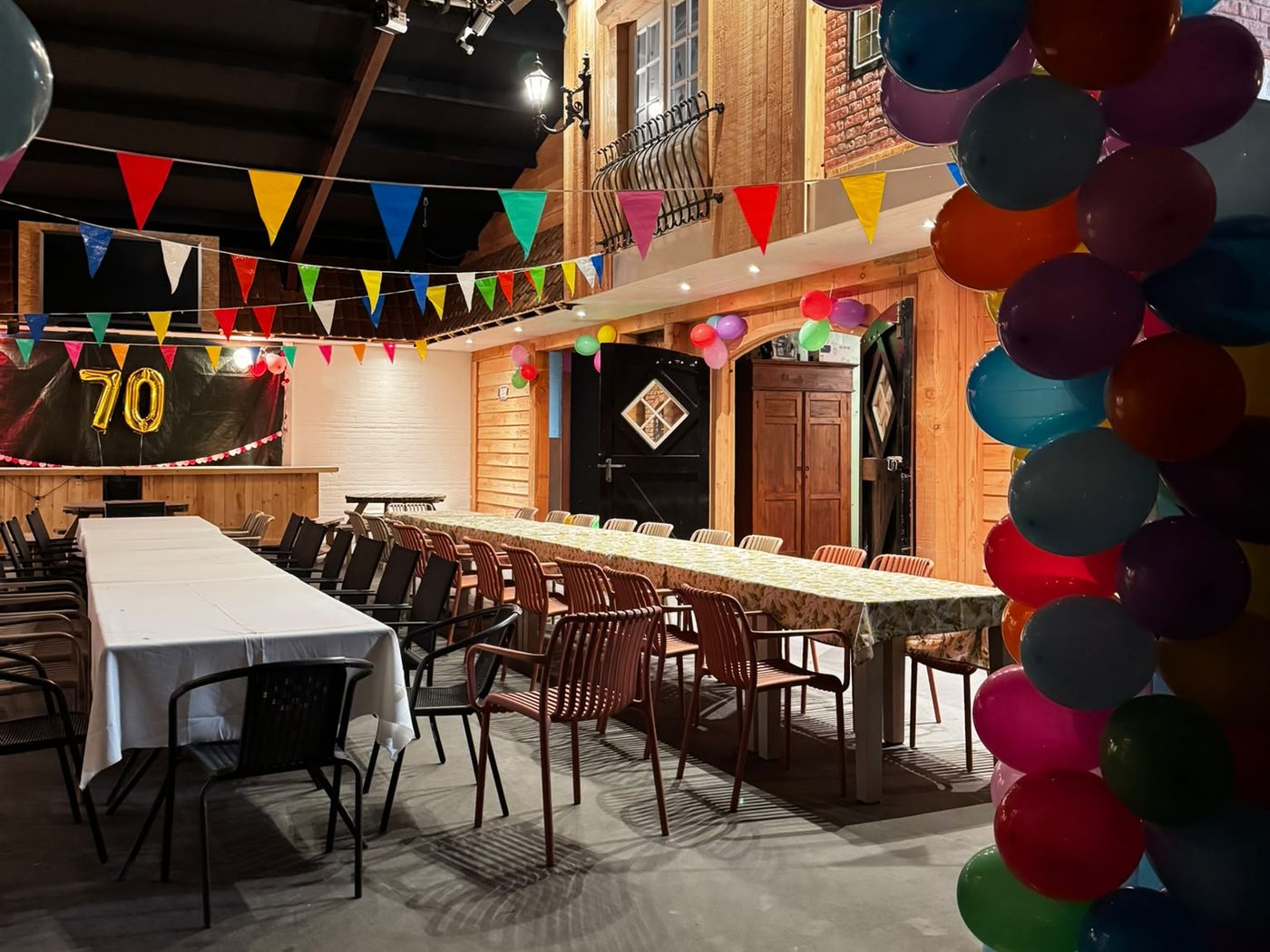 Zaal van De Hoeverij versierd met ballonnen voor een verjaardag